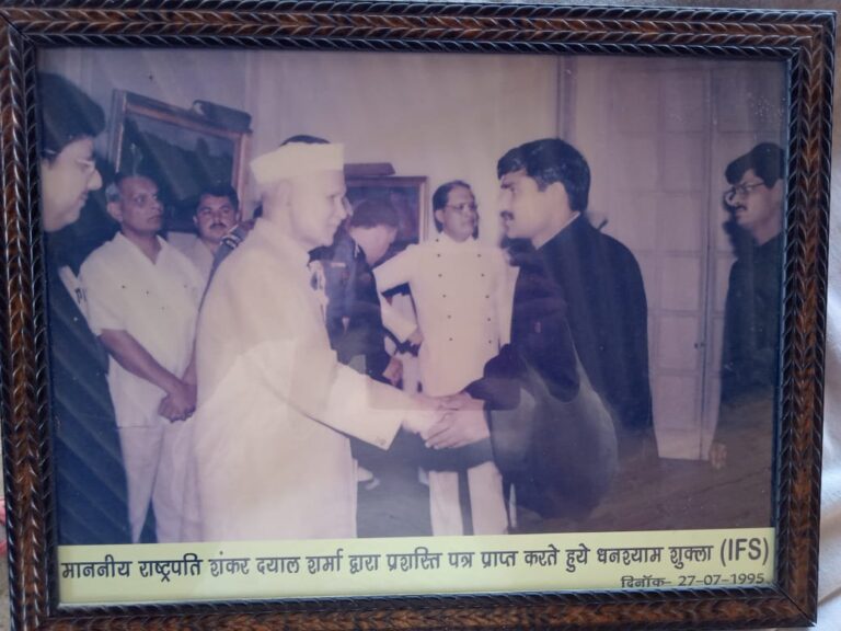 “मुझको मेरे बाद जमाना ढूंढेगा” अपनो के जाने के बाद ही पता चलता है।