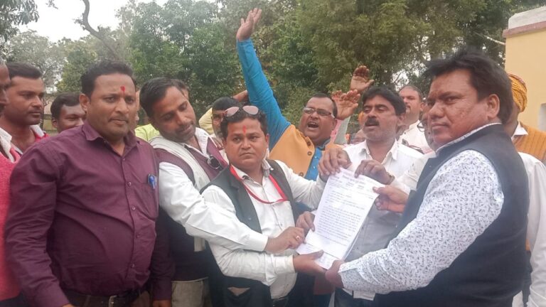 प्रधान बीडीसी स्वाभिमान संघ ने मानदेय सहित विभिन्न मांगों को लेकर मुख्यमंत्री के नाम विधायक हरिराम चेरो को सौंपा ज्ञापन।