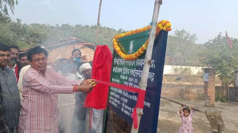 सिंचाई एवं जल संसाधन विभाग द्वारा ग्राम रजखड़ नहर की सफाई का विधायक ने फीता काटकर साफ सफाई की औपचारिक शुरुआत की।