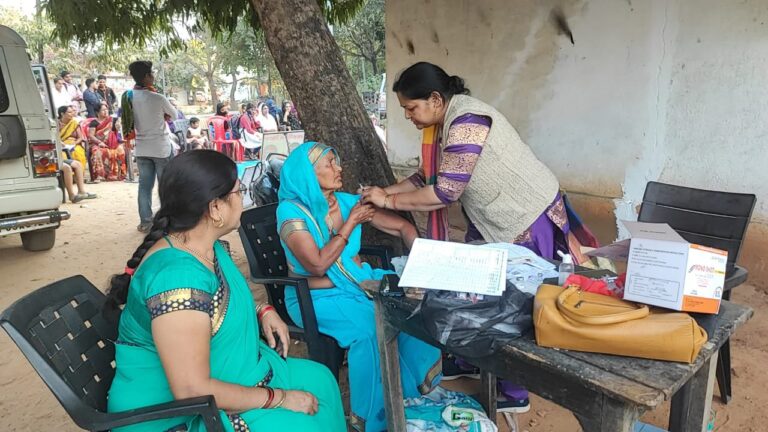 डीसीएफ कॉलोनी स्थित सरकारी गल्ले की दुकान पर लगा कोरोना का टीका।