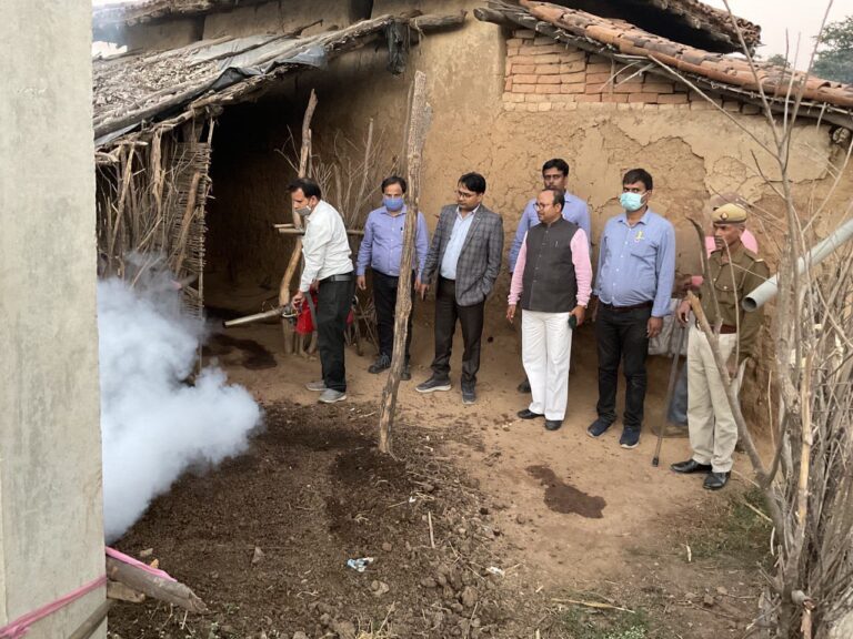 जिलाधिकारी के निर्देश पर एंटी लार्वा दवा छिड़काव व फाविंग के लिए एनटीपीसी, स्वास्थ्य विभाग, पंचायत विभाग, नगर पंचायत पिपरी, रेणुकूट,के साथ एसडीएम दुद्धी गांव में पहुंचे।