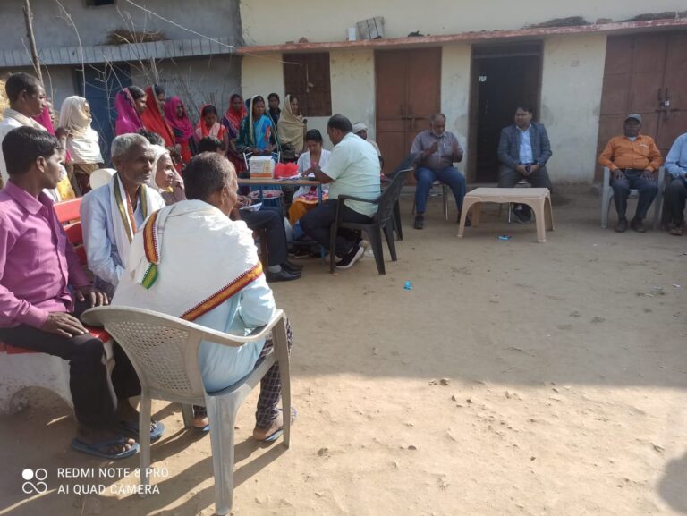 टीकाकरण कैंप में क्षेत्र भ्रमण करने पहुंचे उपजिलाधिकारी दुद्धी।