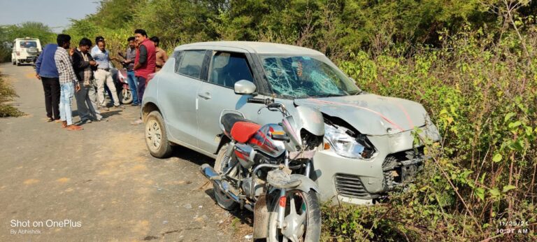 कार व बाइक की टक्कर में बाइक सवार घायल।