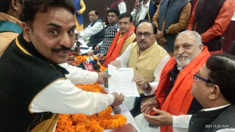 डाला व्यापार मंडल अध्यक्ष ने क्रेशर व्यापारियों के उत्पीड़न को लेकर कैबिनेट मंत्री को सौंपा ज्ञापन।