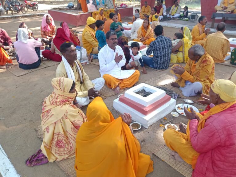 दुद्धी गायत्री प्रज्ञा पीठ मन्दिर पर विश्व कल्याण के लिए 5 कुण्डीय गायत्री महायज्ञ हुआ।