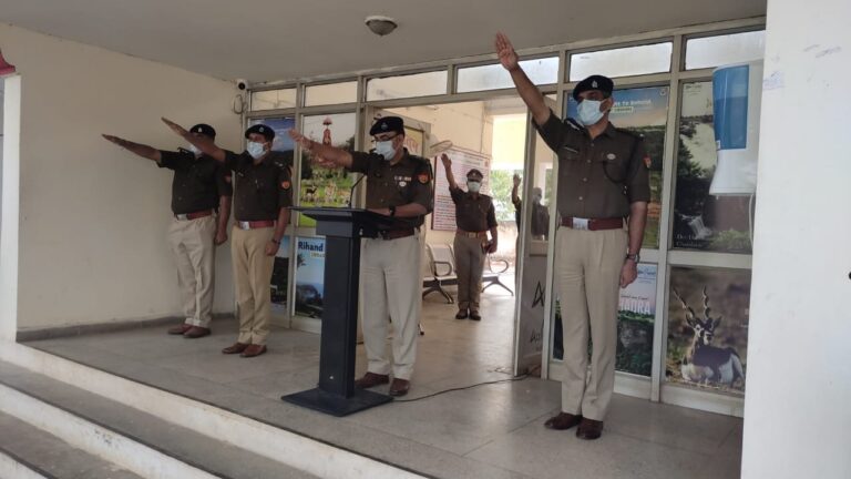 पुलिस अधीक्षक सोनभद्र द्वारा संविधान दिवस के अवसर पर पुलिस कर्मियों की दिलाई गयी शपथ।