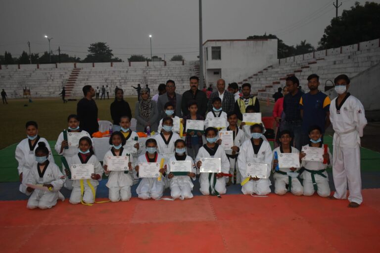 ताईक्वांडों के छात्रों को कोरियन कलर बेल्ट प्रमाण पत्र से सम्मानित किया गया।