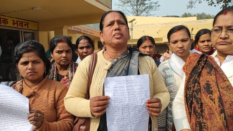 प्रातः 9:00 से सायं 7:00 बजे तक स्वास्थ्य विभाग द्वारा कार्य कराए जाने पर बिफरे ए एन एम – सामुदायिक स्वास्थ्य केंद्र दुद्धी अधीक्षक को सौंपा पत्र।