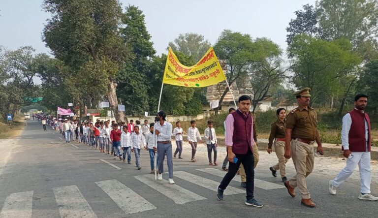 आदर्श इण्टर कालेज महुली के छात्रों ने रैली निकाल कर किया यातायात सुरक्षा के प्रति जागरूक।