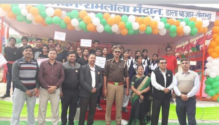 यातायात माह नवम्बर के अंतर्गत जागरूक करते हुए डाला चौकी इंचार्ज ने बच्चों में साइकिल वितरित किया।