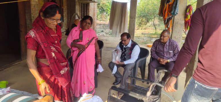 पतरिहा ग्राम में स्वयं के संपर्क से सामुदायिक स्वास्थ्य केंद्र दुद्धी अधीक्षक ने दर्जनों को कराया टीकाकरण।