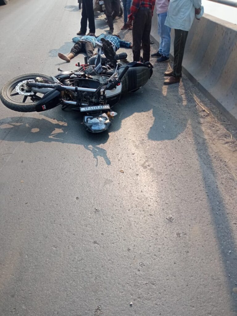 सोनभद्र – अज्ञात वाहन के टक्कर से बाइक सवार एक की मौत एक गंभीर।
