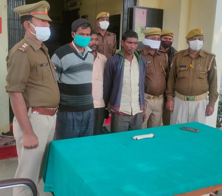 विंढमगंज पुलिस ने ग्रामीणों की मदद से झारखंड जा रहे 50 गोवंश को 3 तस्कर के साथ पकड़ा, शेष तस्कर फरार।