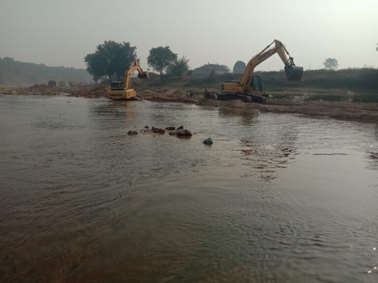 दबंगई – अहिरबुड़वा पांगन नदी से खनन रुकने का नहीं ले रहा नाम, ग्रामीणों ने जिलाधिकारी को किया सूचना।