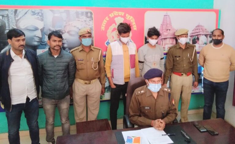 क्राइम ब्रांच व थाना राबर्ट्सगंज पुलिस की संयुक्त टीम द्वारा लूट की घटना में संलिप्त 02 नफर अभियुक्तो को किया गया गिरफ्तार।