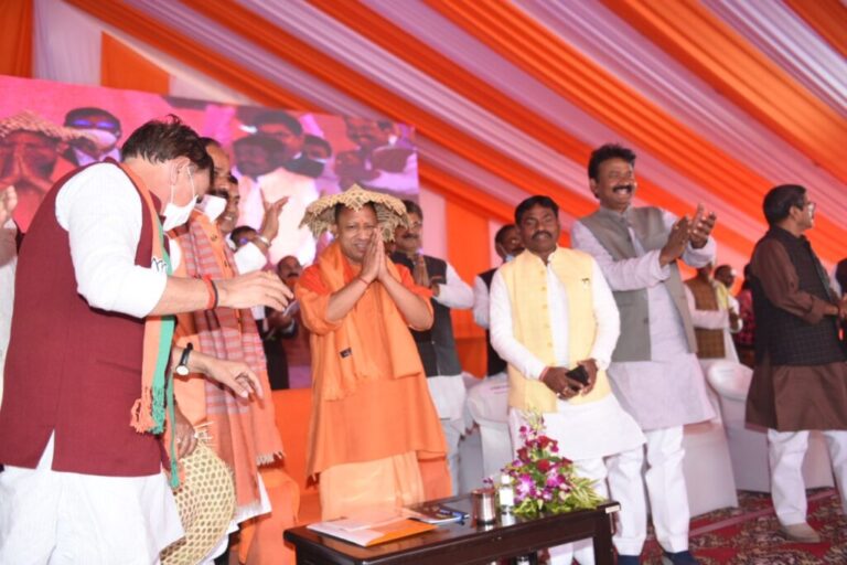 सोनभद्र में बोले सीएम योगी – 514 करोड़ के योजनाओं का शिलान्यास, सपा मुखिया समेत रिश्तेदारों पर कसा तंज।