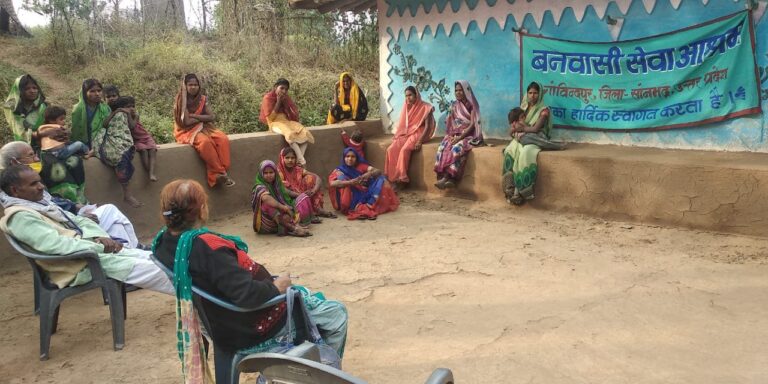 सराहनीय पहल -बनवासी सेवा आश्रम की स्वास्थ्य टीम प्रभावित मकरा गांव में स्वयंसेवकों के माध्यम से लोगों को जागरूक कर रही है।