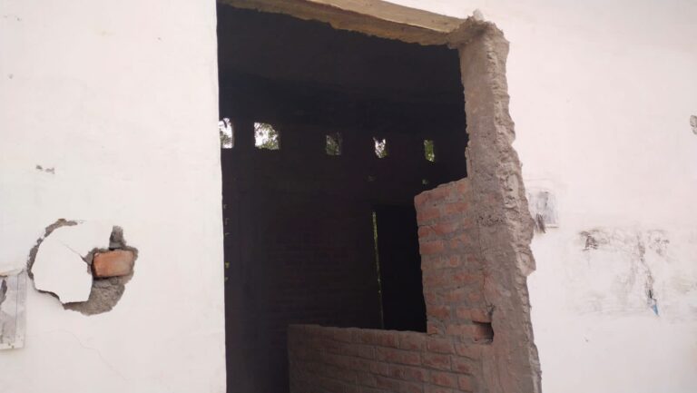 चोर उचक्कों ने लोहे के दरवाजे को बनाया निशाना।