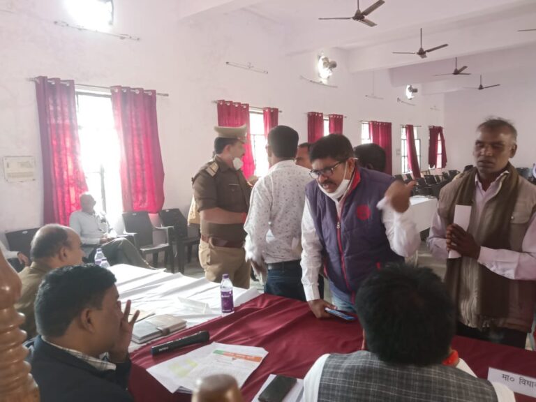 सिंदूर मकरा गांव के स्वास्थ्य सेवाओं का जमीनी हाल जानने पहुंचे जिलाधिकारी टीके शिबू।