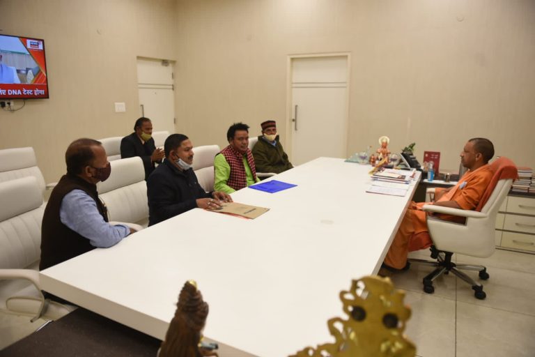 सीएम से मुलाकात – दुद्धी को जिला बनाओ,मकरा में प्रदूषण के कारण गरीबों की मौत,सहित विभिन्न मांगों को लेकर दुद्धी विधायक ने की मुख्यमंत्री से मुलाकात।