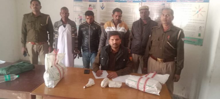 गांजा व तमंचा के साथ तीन तस्कर गिरफ्तार।