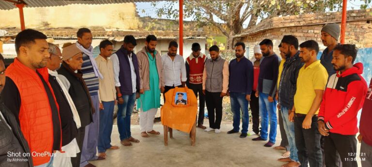 डाला नवनिर्माण सेना ने शहीदों को दी श्रद्धांजलि।