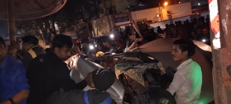 रेणुकूट चौराहे पर हुआ भीषण हादसा, एक की मौत ,चार घायल।