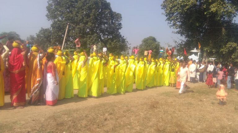 सतचण्डी महायज्ञ की धूमधाम से निकली कलश यात्रा सैकड़ों श्रद्धालु रहे शामिल।