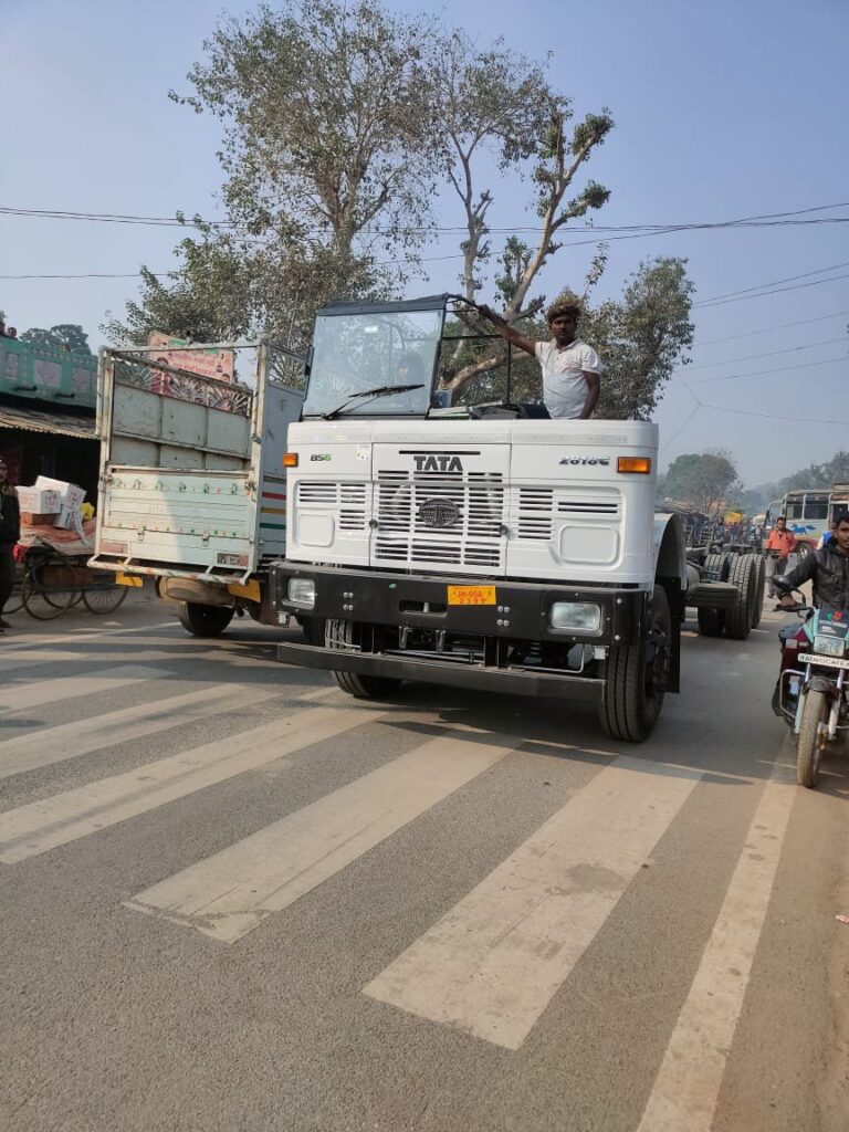 ट्रक की चपेट में आने से महिला गंभीर रूप से घायल, जिला अस्पताल रेफर।