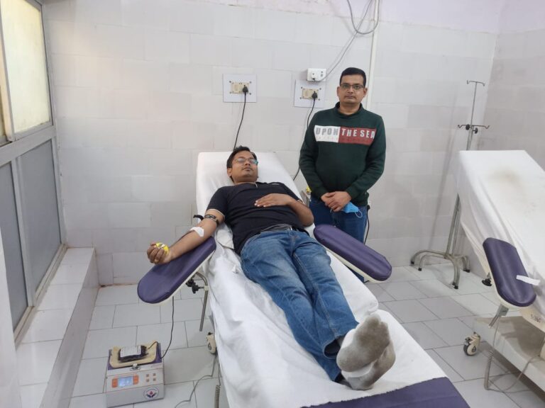 सामुदायिक स्वास्थ केंद्र दुद्धी दंत चिकित्सा अधिकारी ने जन्मदिन पर किया ब्लड डोनेट।