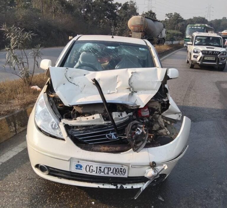 अज्ञात ट्रक ने मारा कार को टक्कर तीन लोग घायल।