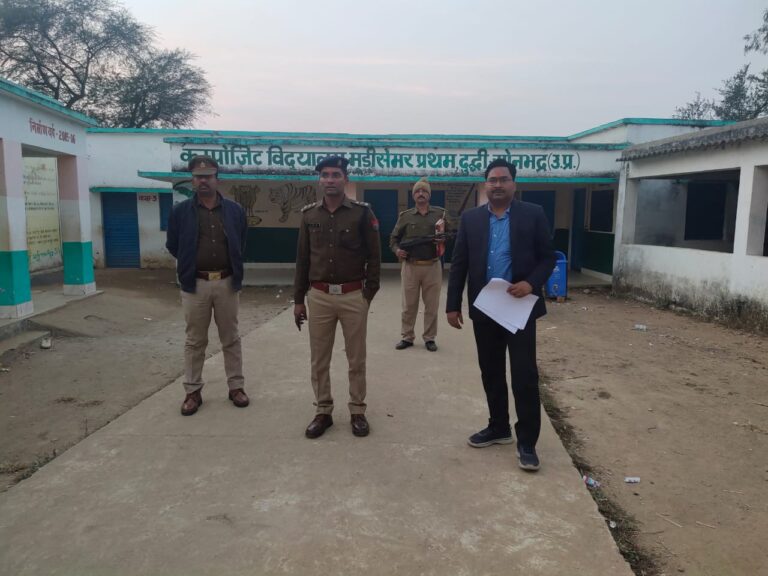विभिन्न मतदान केंद्रों पर पहुंचे एसडीएम व सीओ दुद्धी।
