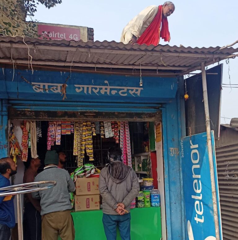 दो दुकानों का टीन सेट हटाकर हजारों का माल साफ।