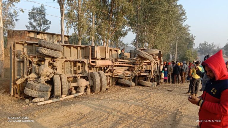 बालू लदी हाईवा अनियंत्रित होकर पलटा चालक खलासी बचे बाल-बाल।