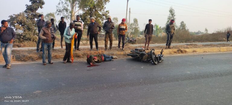अज्ञात वाहन के पीछे से बाइक ने मारा टक्कर दो घायल।