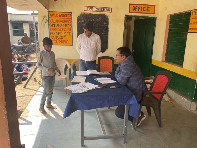 गोहड़ा प्राथमिक विद्यालय के औचक निरीक्षण को पहुंचे एसडीएम दुद्धी।