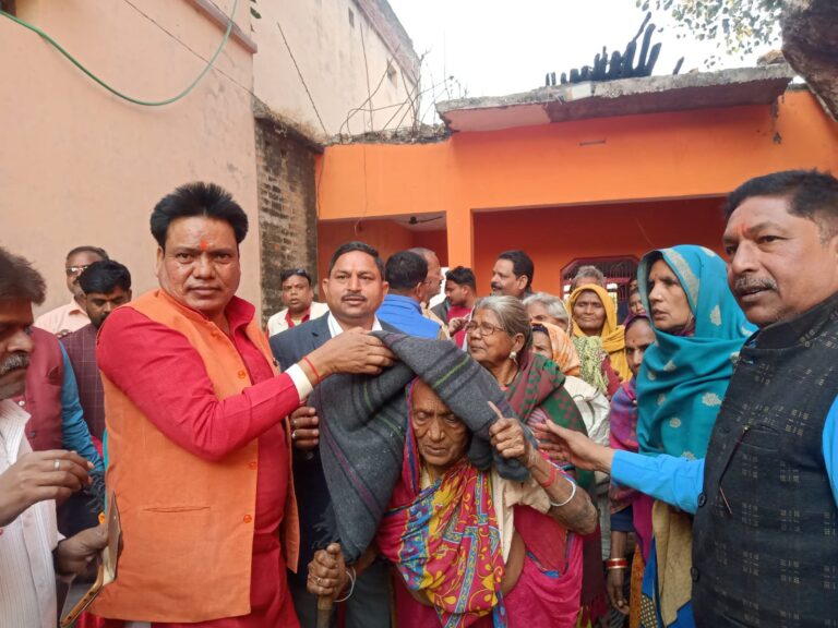 मानवीय पहल -कड़कड़ाती ठंड में बुजुर्ग महिलाओं को विधायक हरिराम चेरों ने बांटे कंबल।