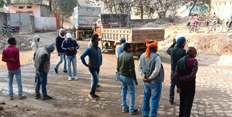 उच्च न्यायालय के निर्देश पर लंगड़ा मोड़ की सड़क सहित भूमि की गई नापी।