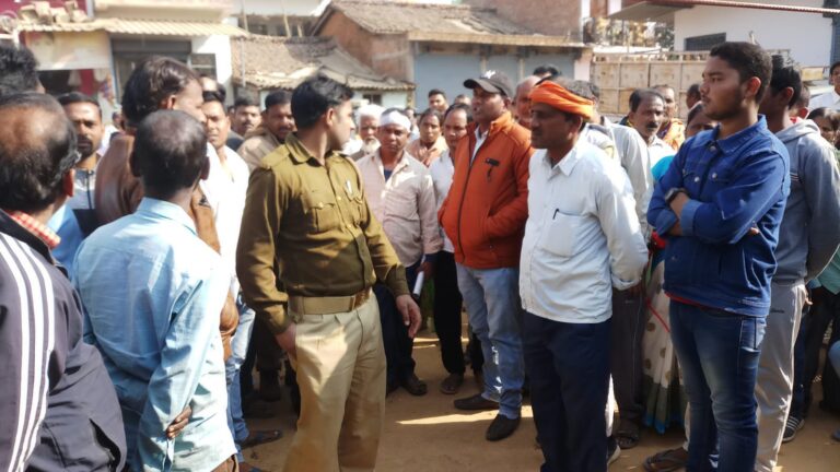 खुली बैठक में पथराव एक व्यक्ति घायल।