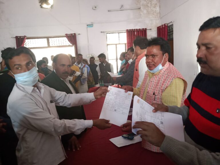 उत्तर प्रदेश सरकार के पहल पर दुद्धी विधायक ने 337 ग्रामीणों को तहसील सभागार में बांटे घरौंनी प्रमाण पत्र।