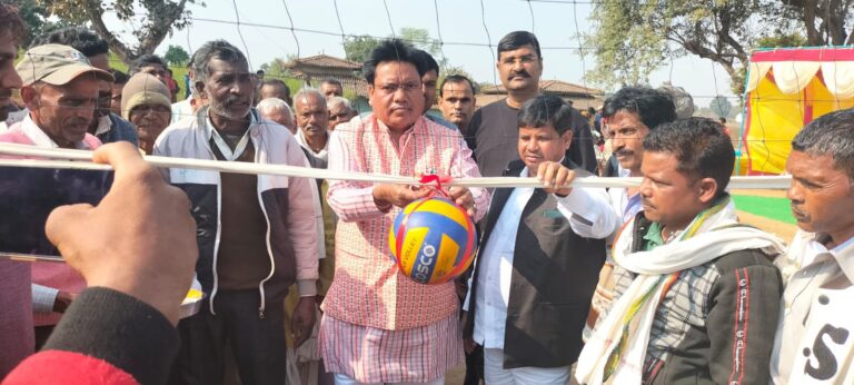 ग्राम बचरा में वॉलीबॉल प्रतियोगिता का फीता काटकर विधायक ने किया उद्घाटन।