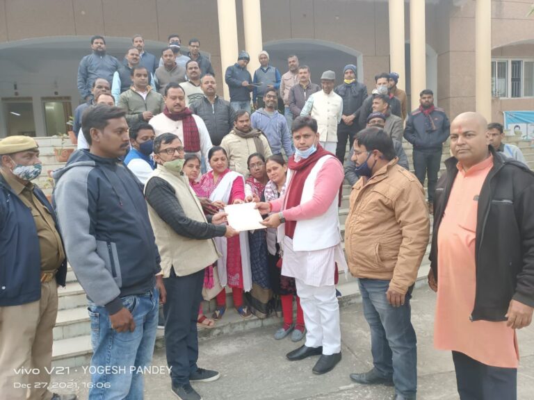 आखिल भारतीय प्राथमिक शिक्षक संघ के आवाहन सोनभद्र जनपद में शिक्षकों की मांगों को लेकर पूरे देश के सभी राज्यों के जिला मुख्यालय पर दिया गया ज्ञापन।