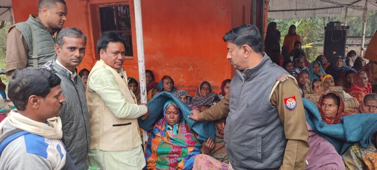 ठण्ड से राहत हेतु विधायक हरिराम चेरो ने असहाय व जरूरतमंदों को बांटे तीन सौ कंबल
