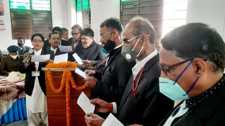 दुद्धी बार एसोसिएशन संघ के अध्यक्ष सचिव समेत सभी नवनिर्वाचित पदाधिकारियों नें पद और गोपनियता का शपथ लिया।