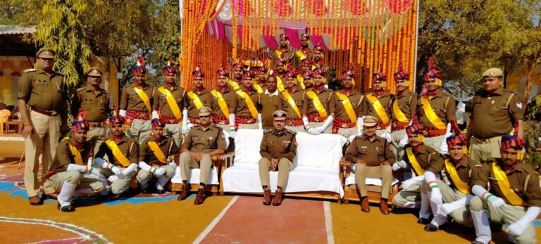 प्रशिक्षणाधीन रिक्रूट आरक्षियों का दीक्षांत समारोह सम्पन्न, उपमहानिरीक्षक/पुलिस अधीक्षक सोनभद्र अमरेन्द्र प्रसाद सिंह ने परेड का निरीक्षण किया।