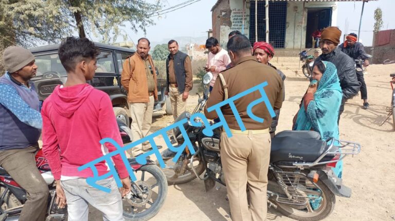 नौकरी से निकाले जाने से नाराज चालक सपरिवार डाला ओबरा मार्ग किया जाम।