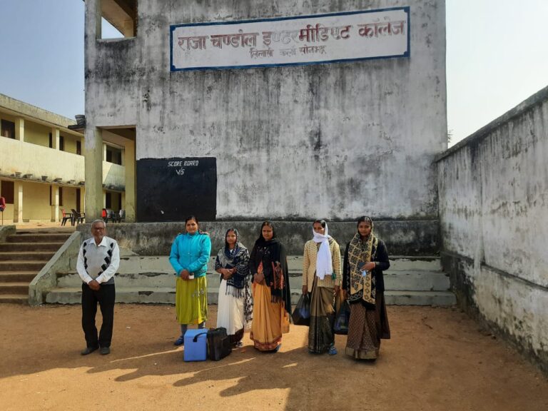 राजा चण्डोल इण्टरमीडिएट कॉलेज लिलासी में बच्चों को लगा कोविड-19 का टीका।