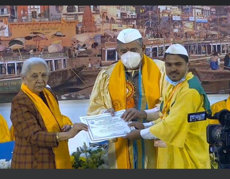 ओबरा के लाल को MGKVP वाराणसी के दीक्षांत समारोह में गोल्ड मेडल का मिला सम्मान।