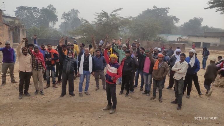 पत्थर खदान में स्थानीय लोगों को काम ना मिलने से घंटों किया रास्ता जाम।