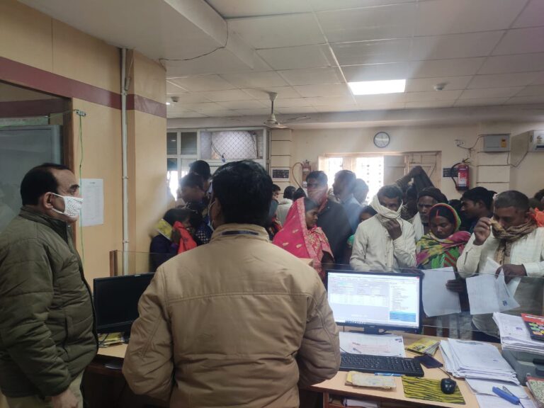 बैंकों की सुरक्षा पड़ताल में प्रभारी निरीक्षक दुद्धी राघवेन्द्र सिंह नें मास्क लगाए जाने की अपील किया।